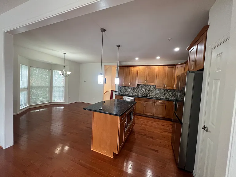 2115 Harrow Dr — Photo 4