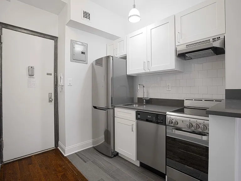 208 W 23rd St #803 — Photo 1