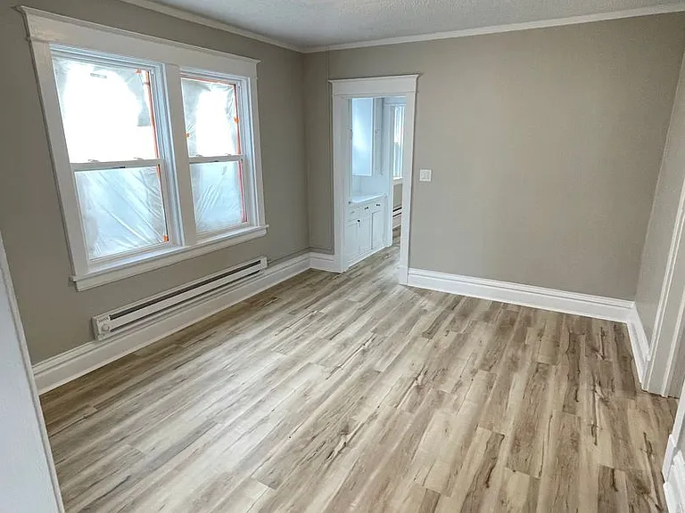611 E 6th St — Photo 26