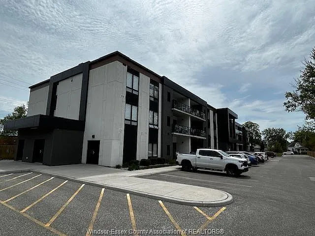 140 Main St E #203 — Photo 32