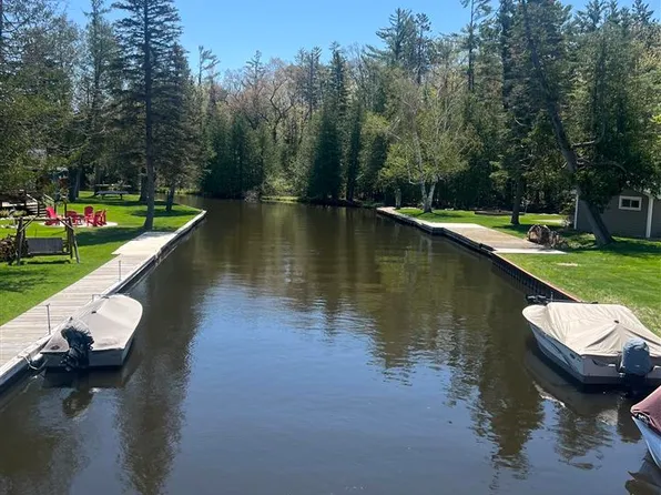 6647 Barbara St, Indian River, MI 49749