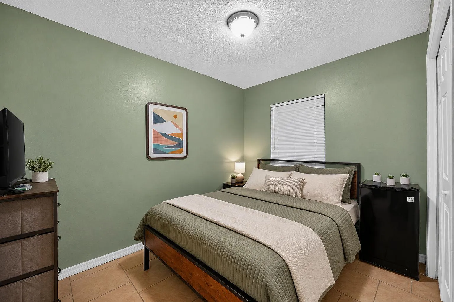 4 bed, 4.0 bath, 100 sqft, $862 — Photo 1