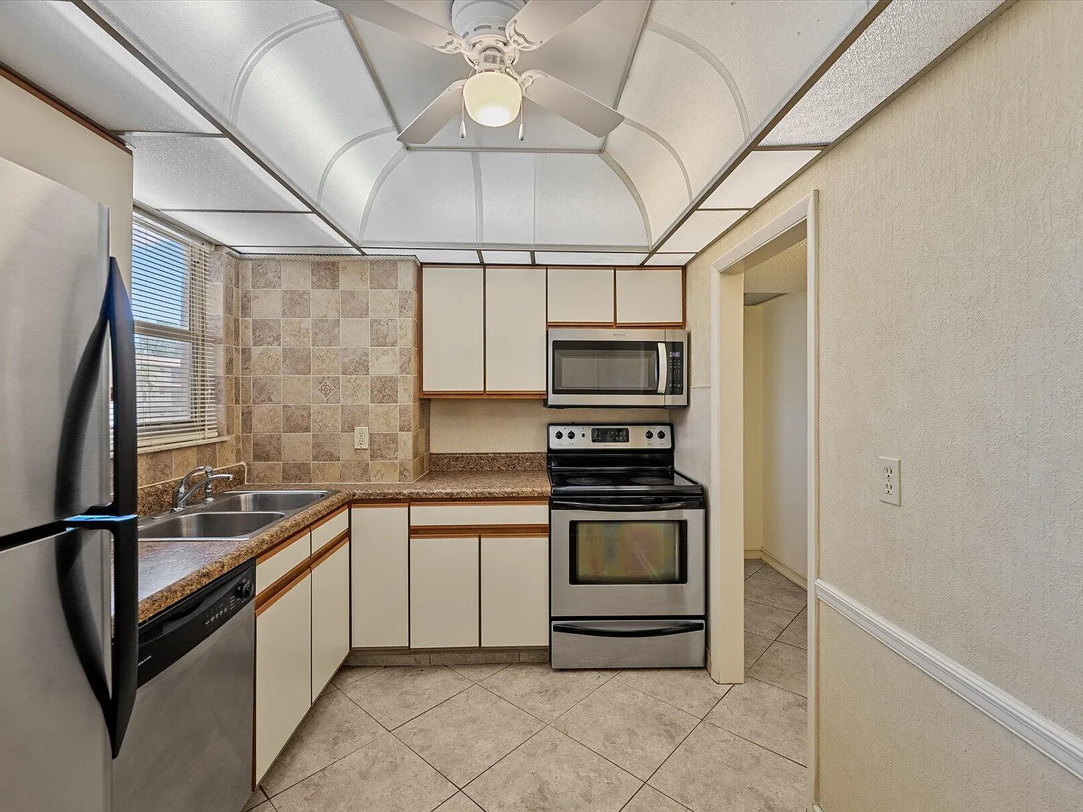 2 bed, 2.0 bath, 975 sqft, $2,300 — Photo 4
