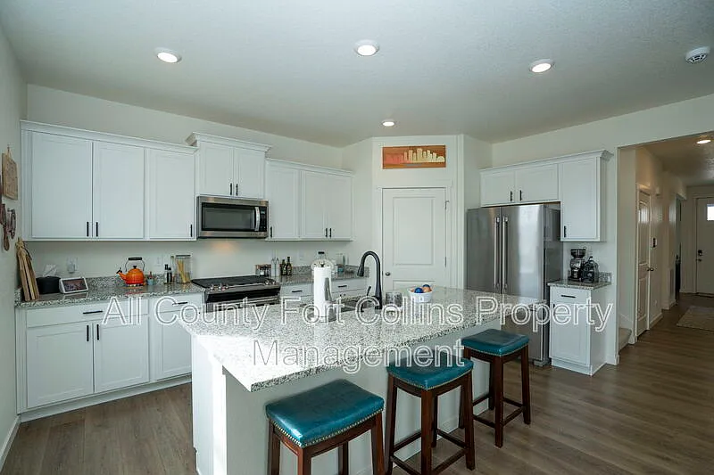 4 bed, 3.0 bath, 2471 sqft, $2,875 — Photo 4
