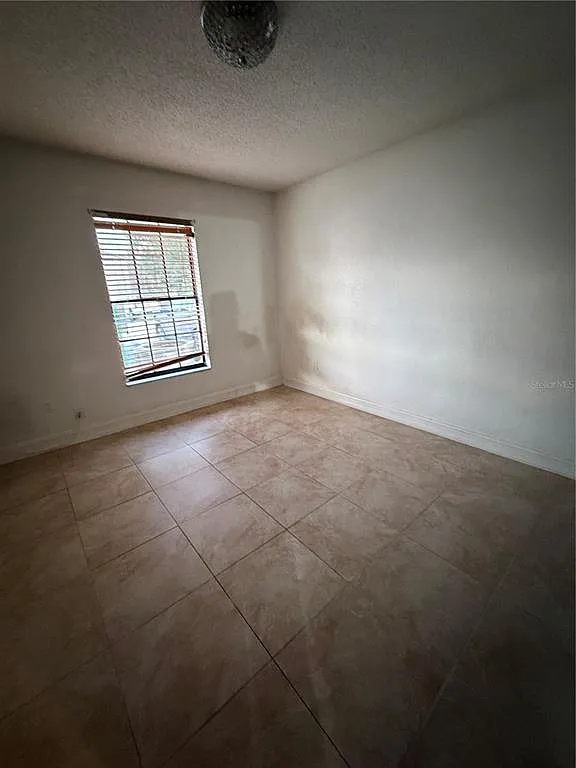2 bed, 1.0 bath, 800 sqft, $1,600 — Photo 3