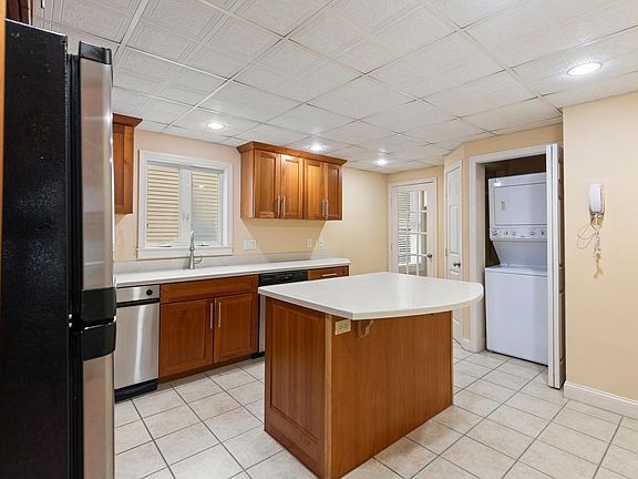 3rd image of 42 Howard St