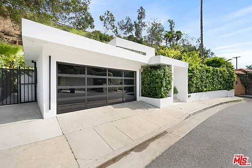 2048 N Beverly Dr Photo 1