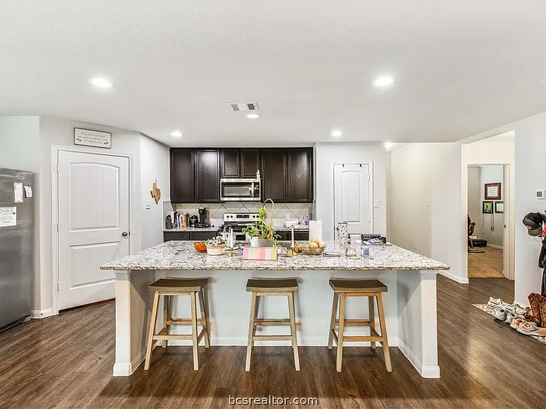 993 Marquis Dr — Photo 8