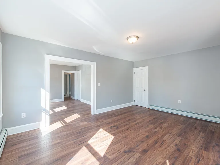 114 Sheridan Ave — Photo 10