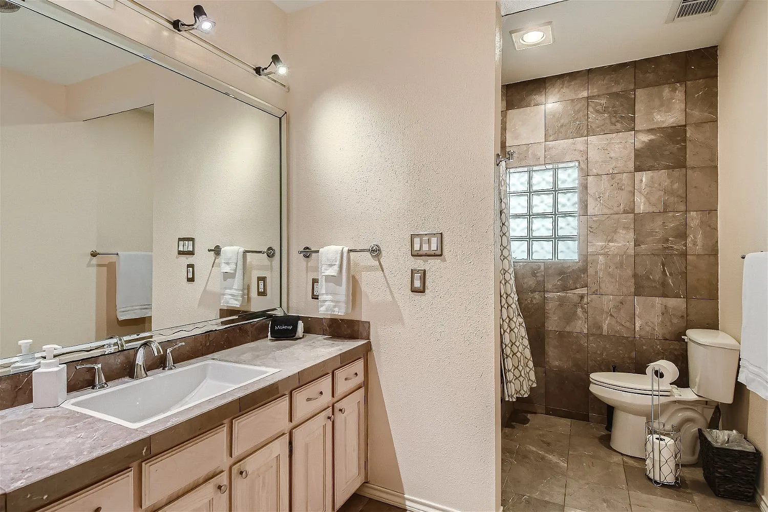2 bed, 1553 sqft, $4,000 — Photo 4