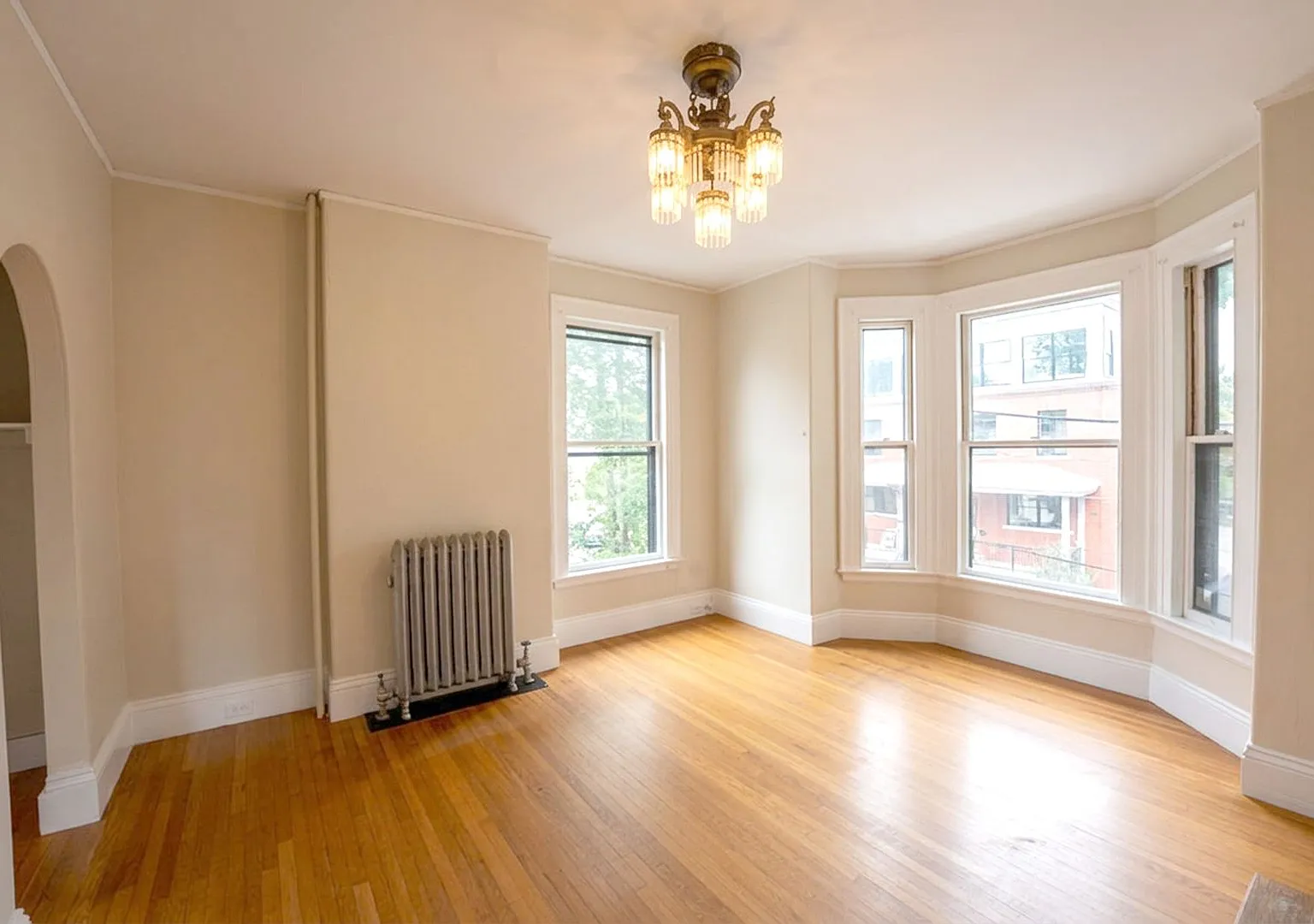Massive 1-Bedroom in the West End | Heat, Hot Water, Parking & Laundry! — Photo 1