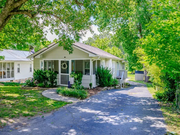 902 Gordon St, Chickamauga, GA 30707