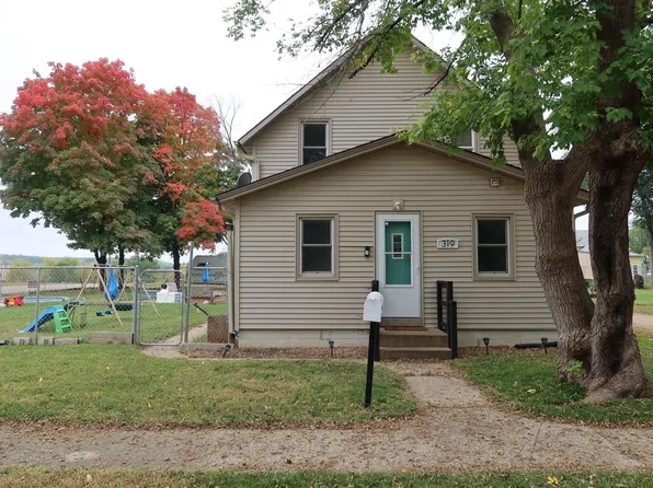 319 S 7th St, Estherville, IA 51334