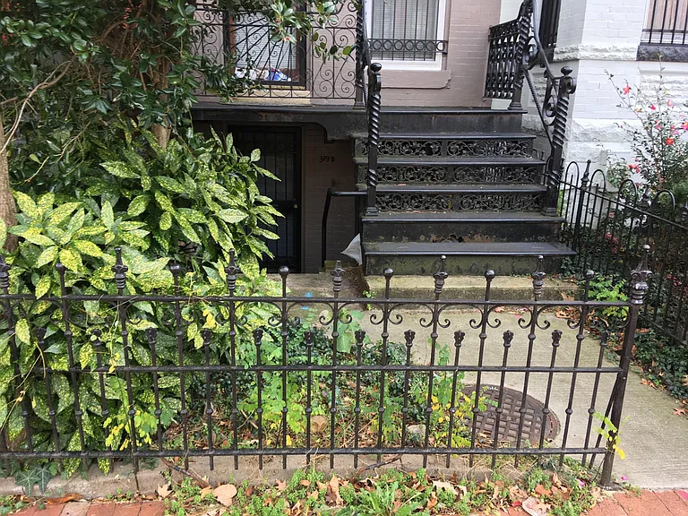 319 E St NE #B — Photo 1