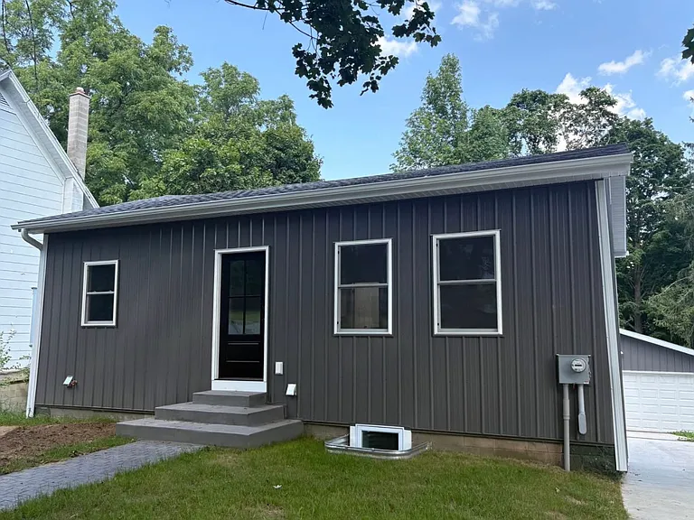 320 N Marshall Ave — Photo 1