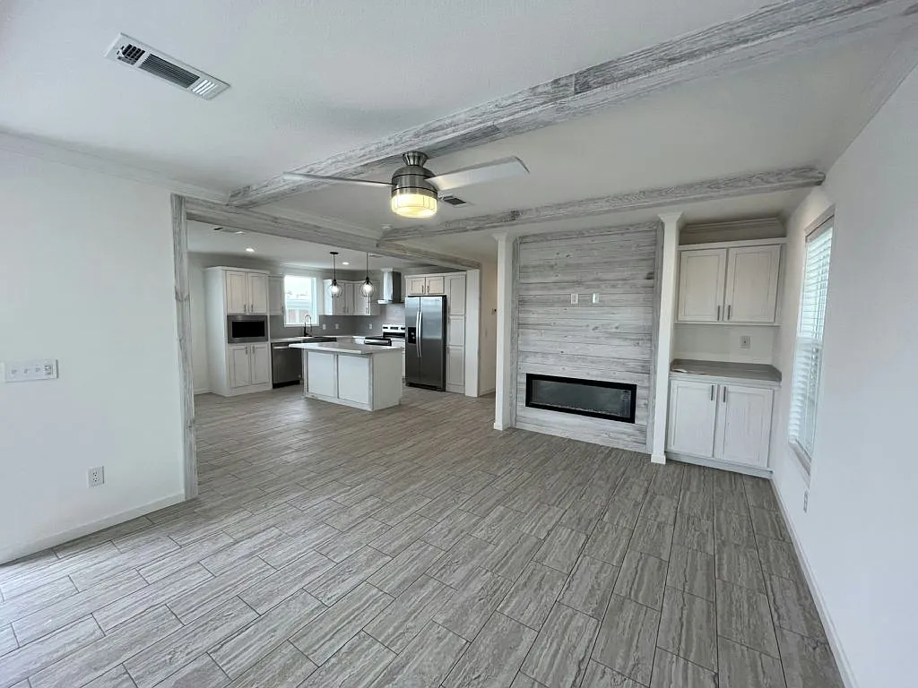 3 bed, 2.0 bath, 1356 sqft, $1,549 — Photo 3