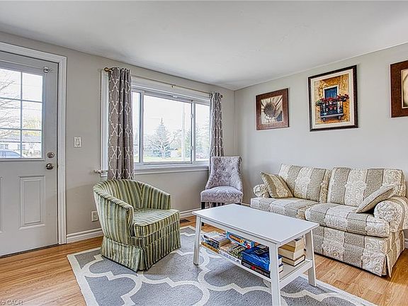5th image of 727 Barton St