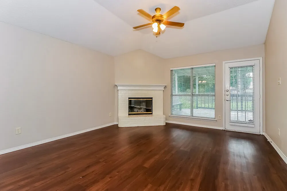 3 bed, 2.0 bath, 1445 sqft, $2,080 — Photo 3