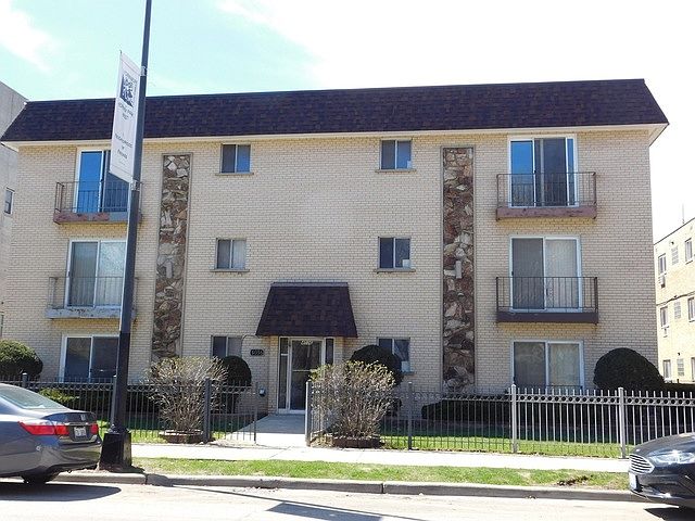 1st image of 4036 N California Ave APT 106
