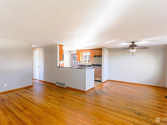 3rd image of 7415 S Yakima Avenue