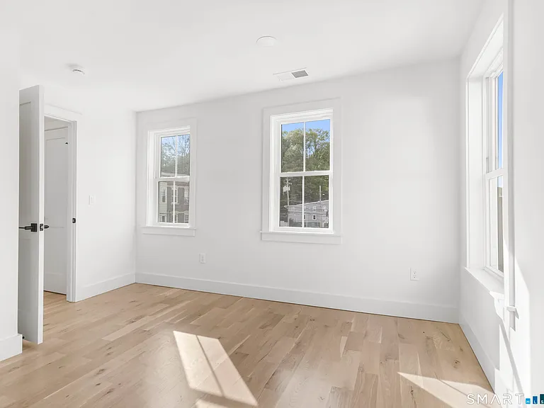 325 Coram Ave #C — Photo 20