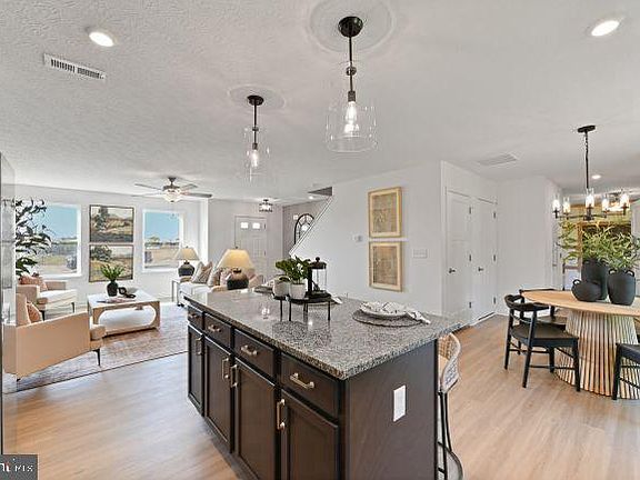 5th image of 411 Thorton Ave