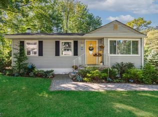 24 Carteret Rd, Hopatcong, NJ 07843