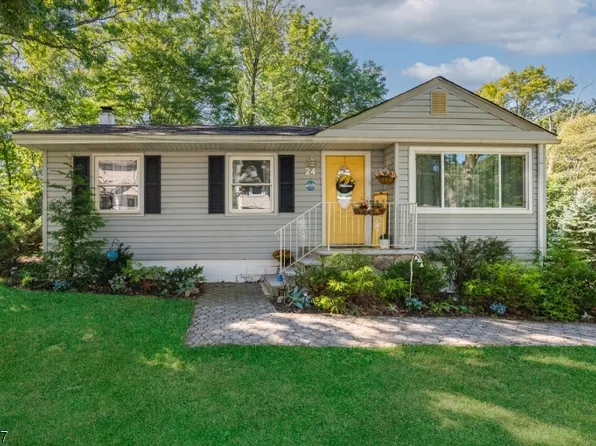 24 Carteret Rd, Hopatcong Boro, NJ 07843