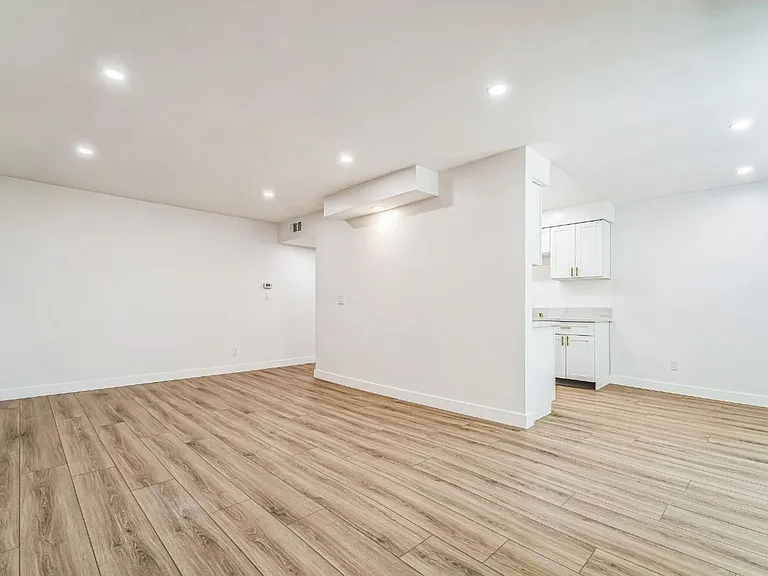 Embassy Terrace — Photo 9