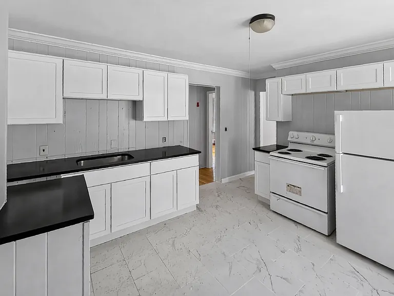 25-27 Woodlawn St #2 — Photo 10