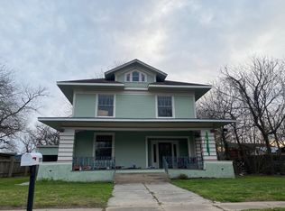717 N College St, Gonzales, TX 78629