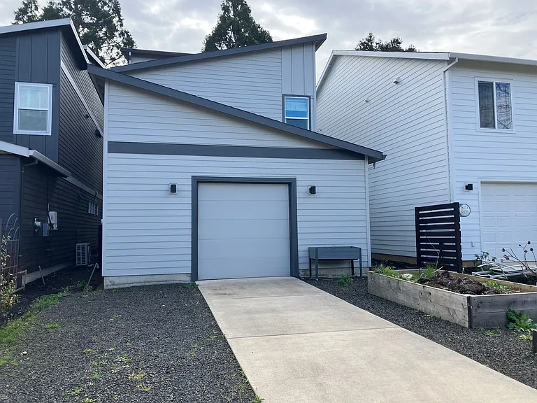 3731 Village Center Dr — Photo 32