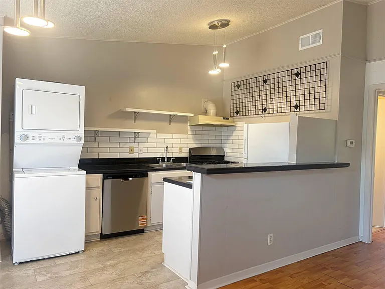 600 W 51st St #103 — Photo 3