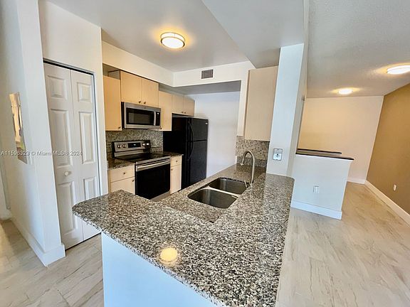 5th image of 2490 Centergate Dr APT 203