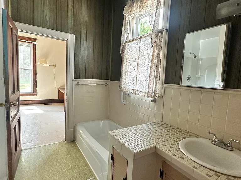 235 S Seminary St — Photo 18