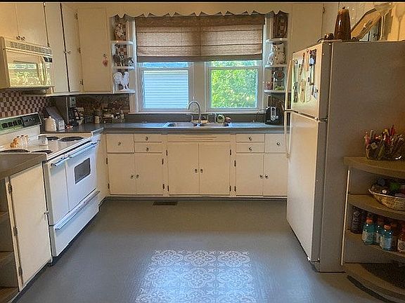 3rd image of 302 College St