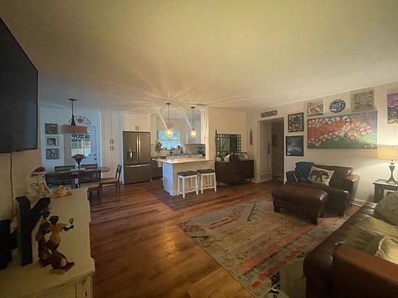 4th image of 1373 Windsor Dr