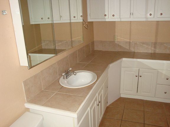 4th image of 2955 Moffett Ave