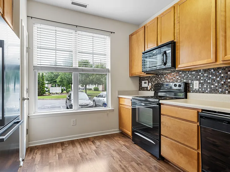 100 Stratford Lakes Dr #160 — Photo 5
