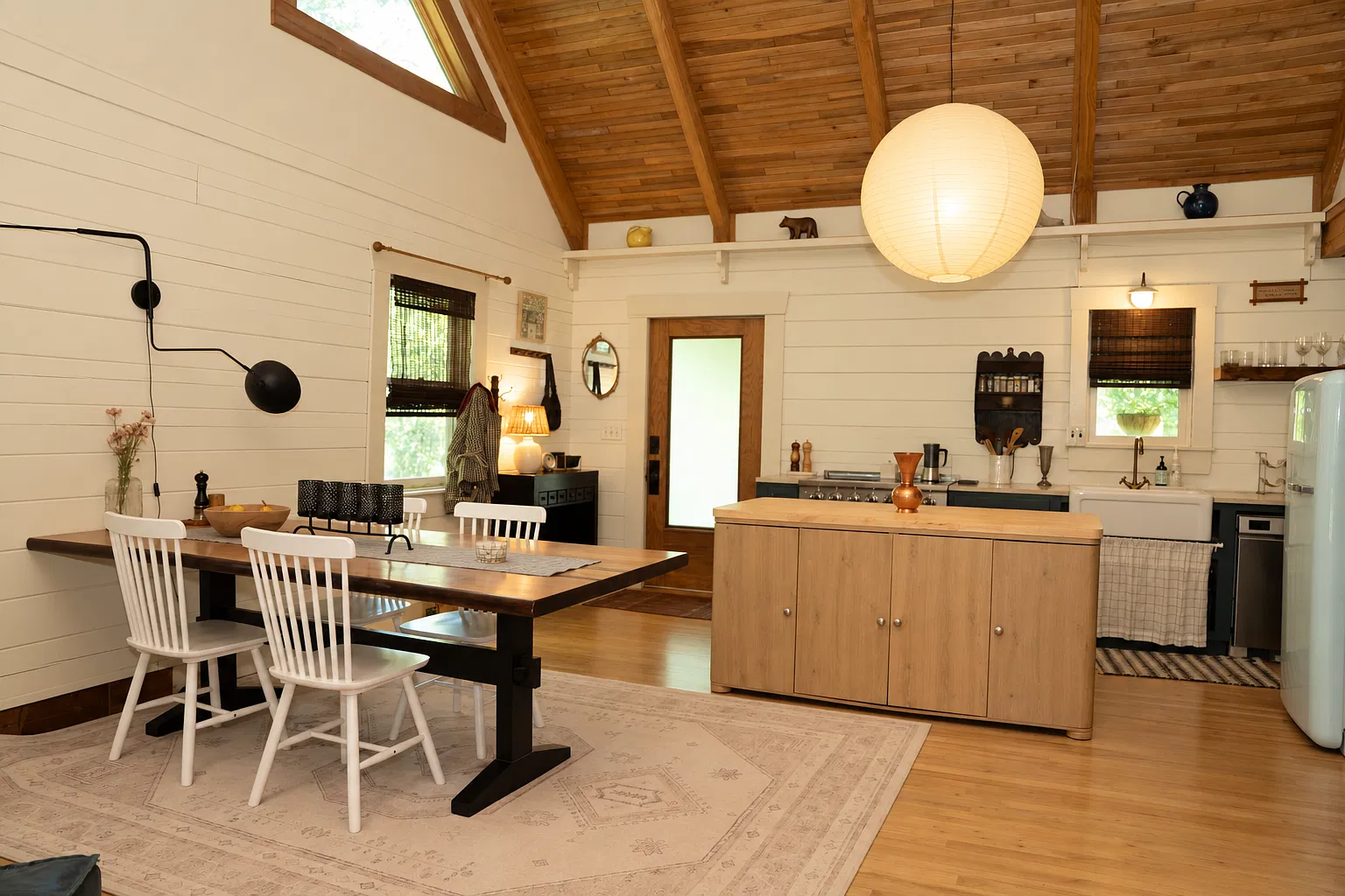 2 bed, 1.5 bath, 1800 sqft, $2,200 — Photo 1