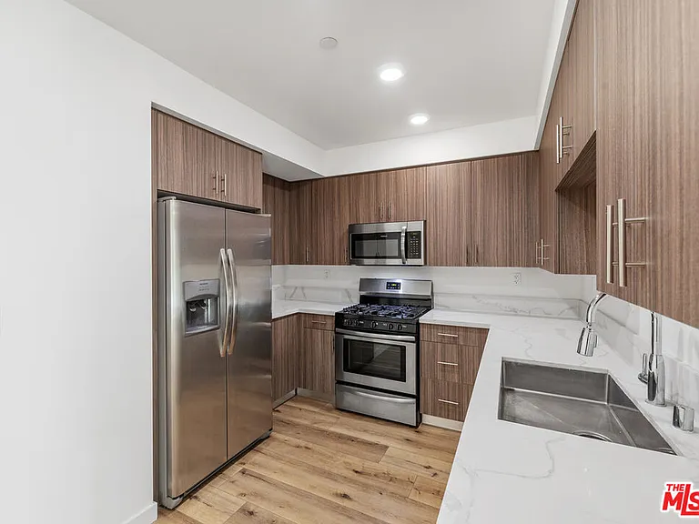 5229 Willowcrest Ave #307 — Photo 42