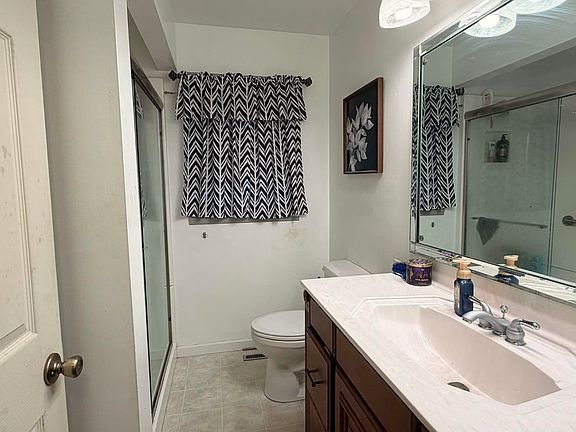 4th image of 2239 Greenbriar Dr