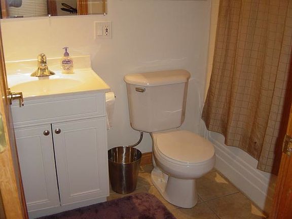 4th image of 1942 W Oakdale Ave #2