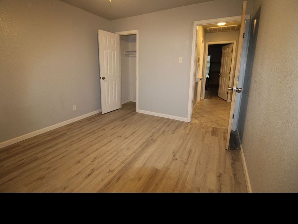 2nd image of 1913 Poage Ave