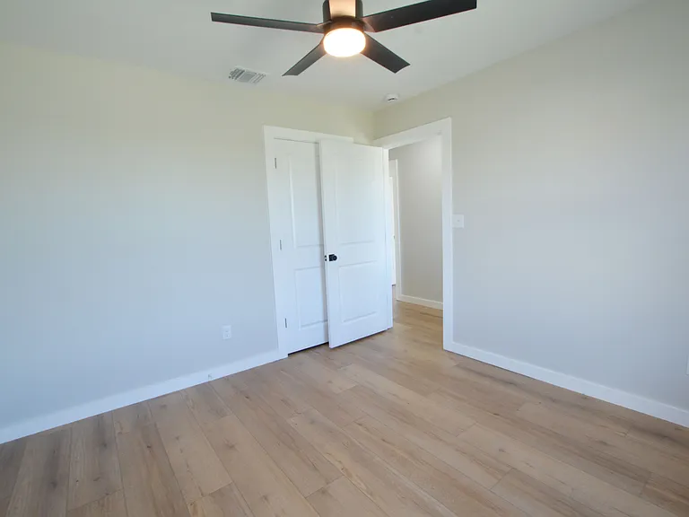 421 Valerie St — Photo 15