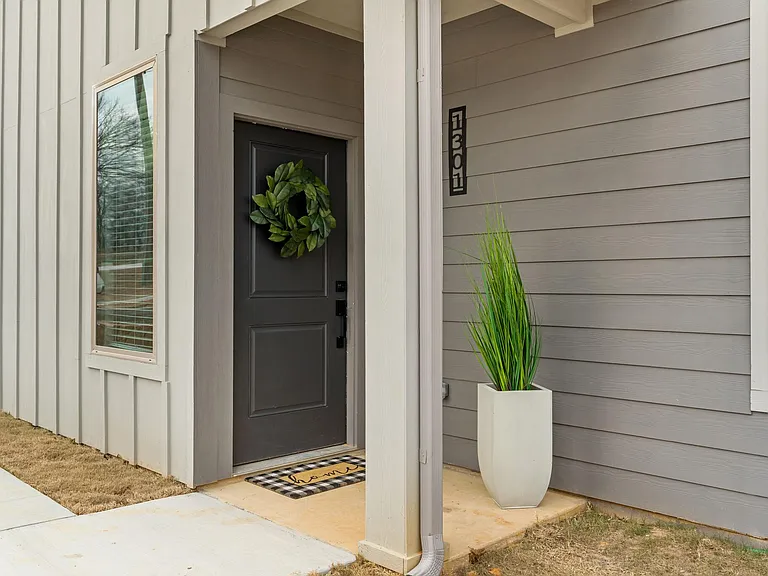 1303 S Bells Dr — Photo 2
