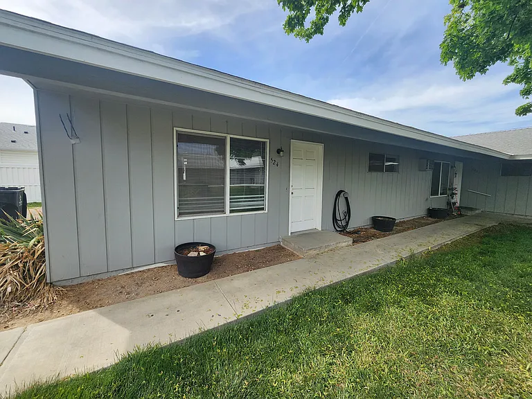 524 W Oak St — Photo 1