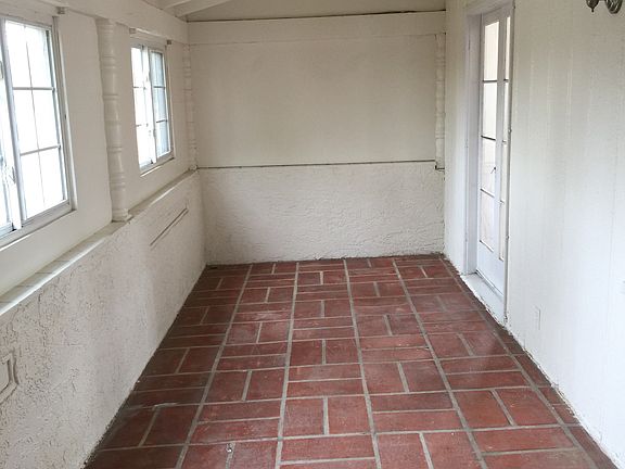 3rd image of 8021 Crenshaw Boulevard # Top Floor