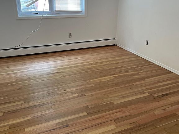 3rd image of 40 Woodbine Ct APT 1