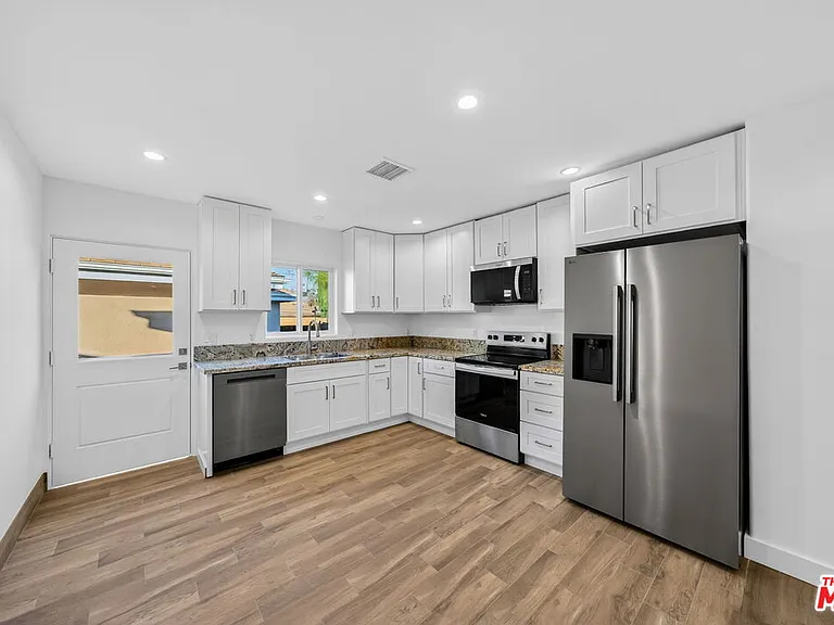 17623 Burbank Blvd — Photo 13